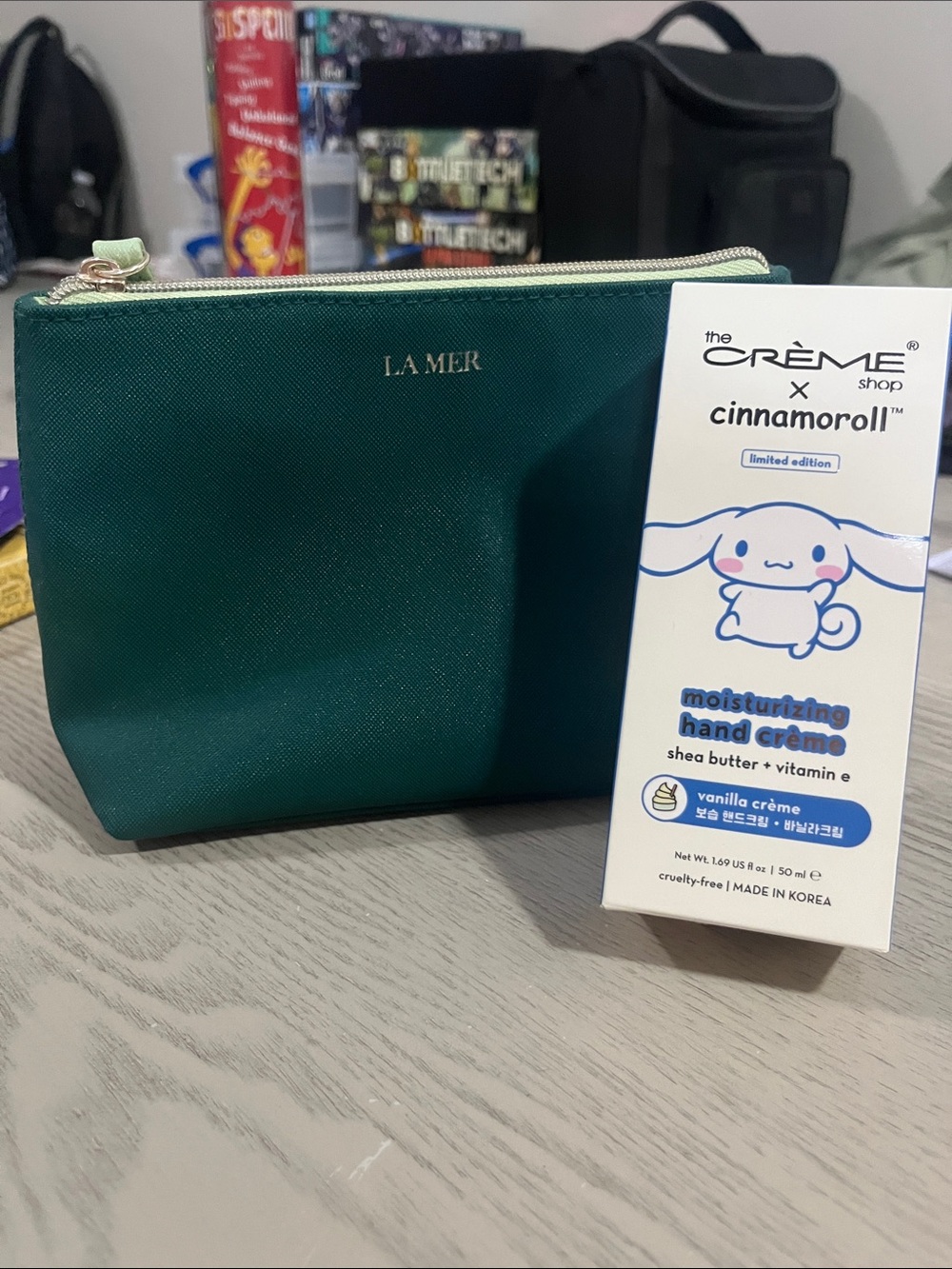 La Mer Green Cosmetic Pouch & Cinnamoroll Vanilla Crème Hand Cream Set